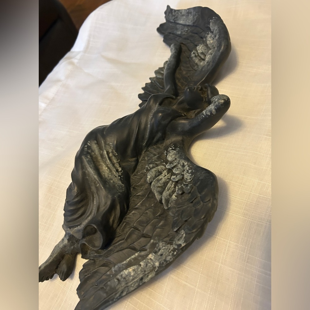 Elegant wall Angel Sculpture - Picture 5 of 10